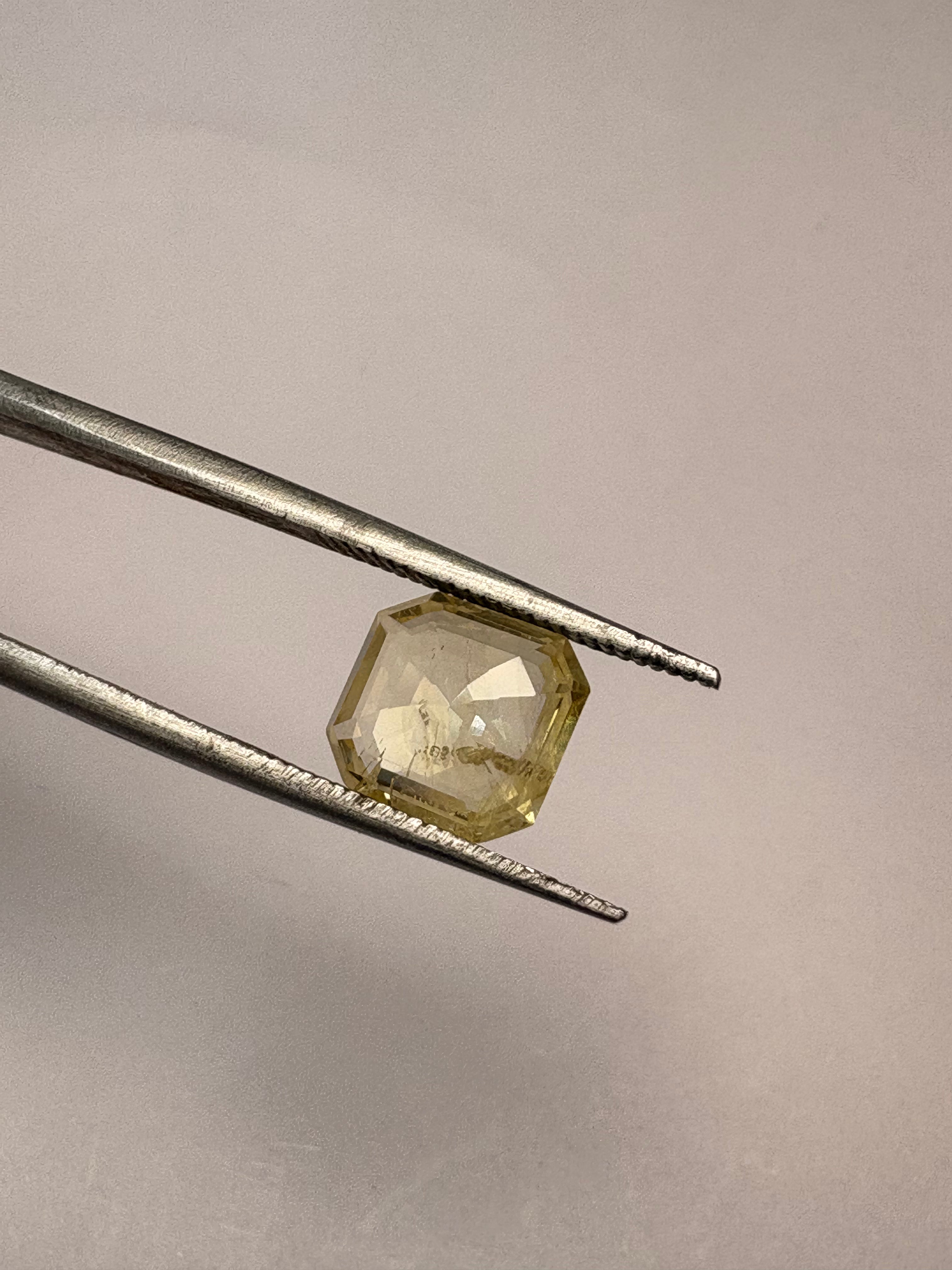 Yellow Sapphire 2.82 carat YSR-7 face-up view
