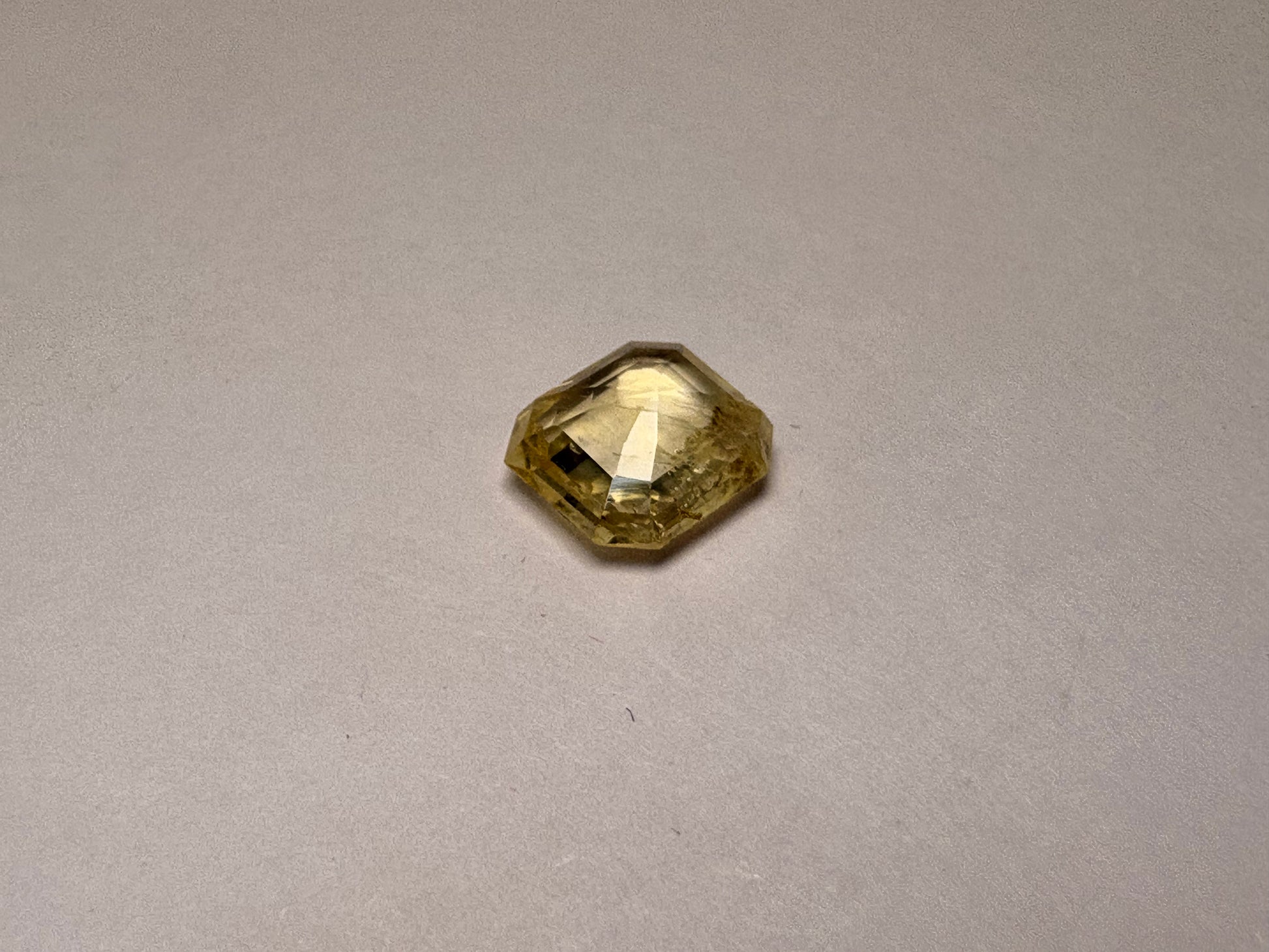 Yellow Sapphire 2.82 carat YSR-7 close view