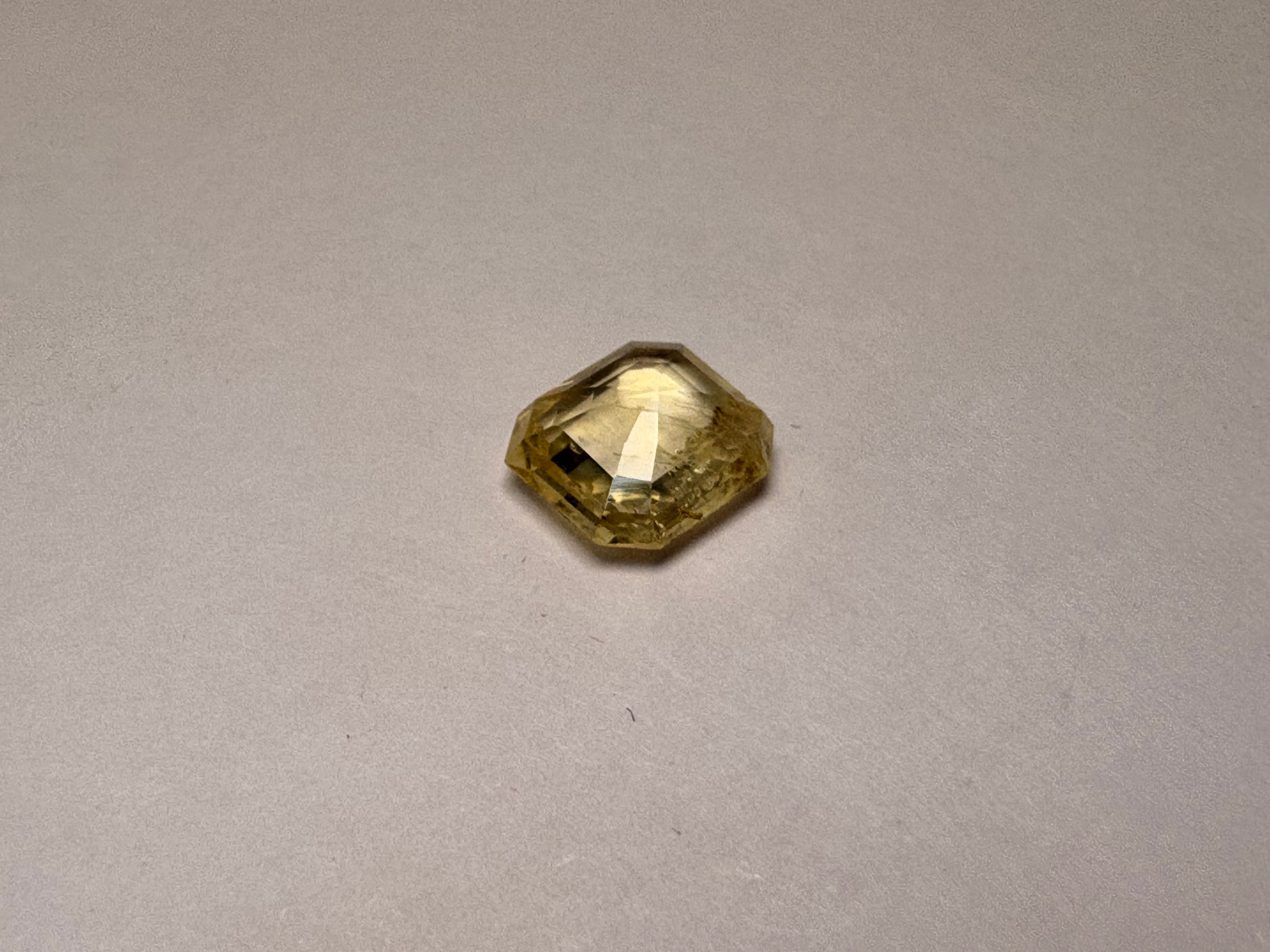 Yellow Sapphire 2.82 carat YSR-7 close view