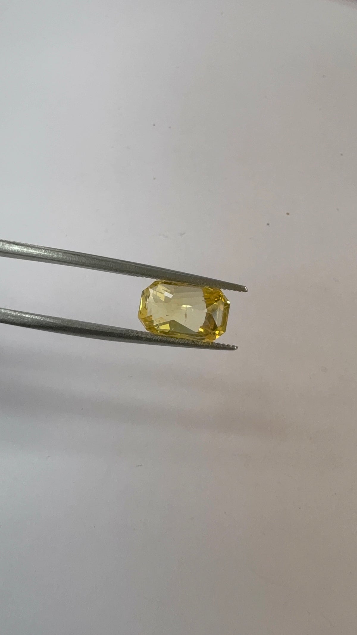 Yellow Sapphire 4.07 carat YSR-73 face-up view