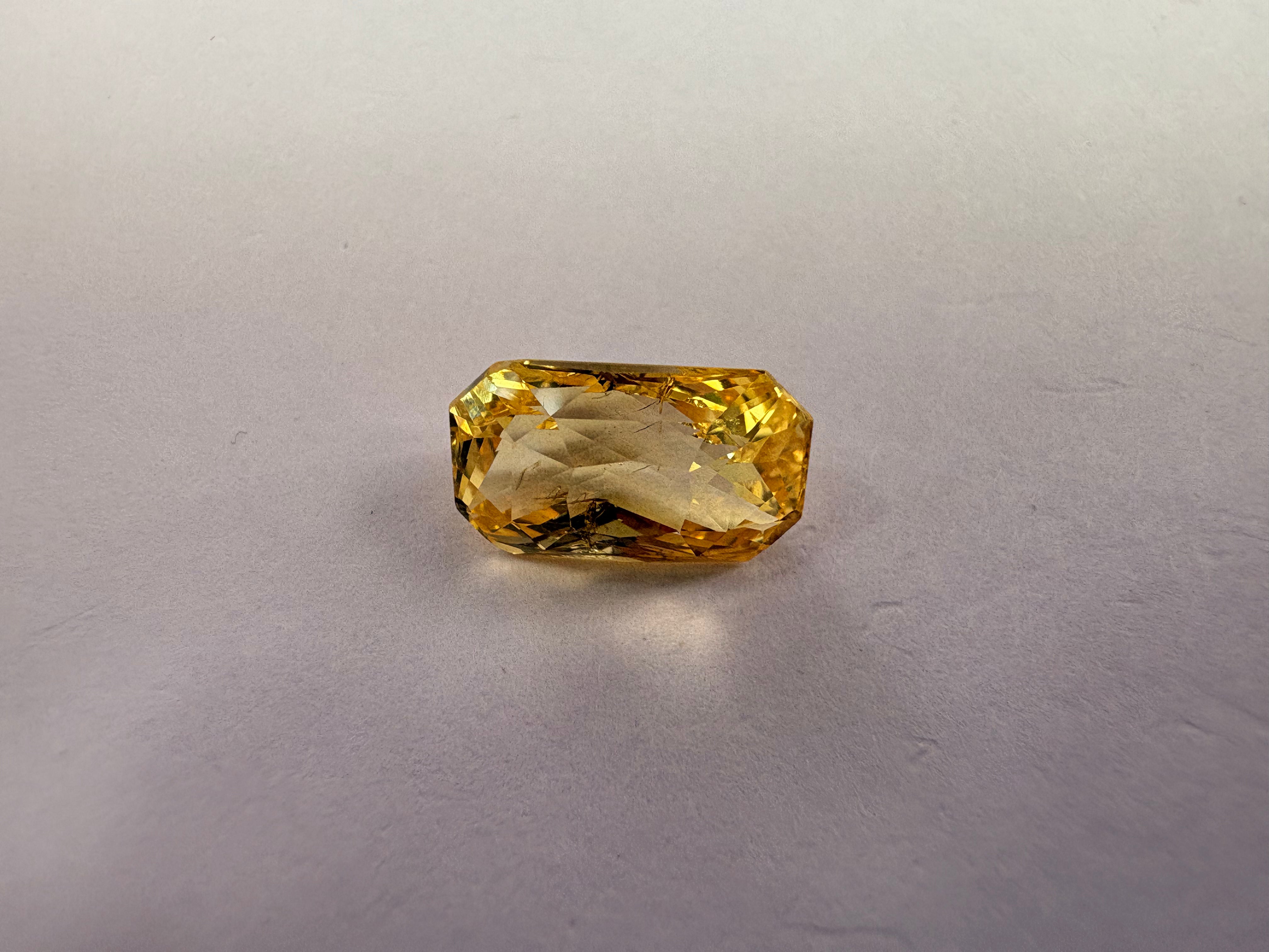 Yellow Sapphire 4.07 carat YSR-73 alternate face-up view