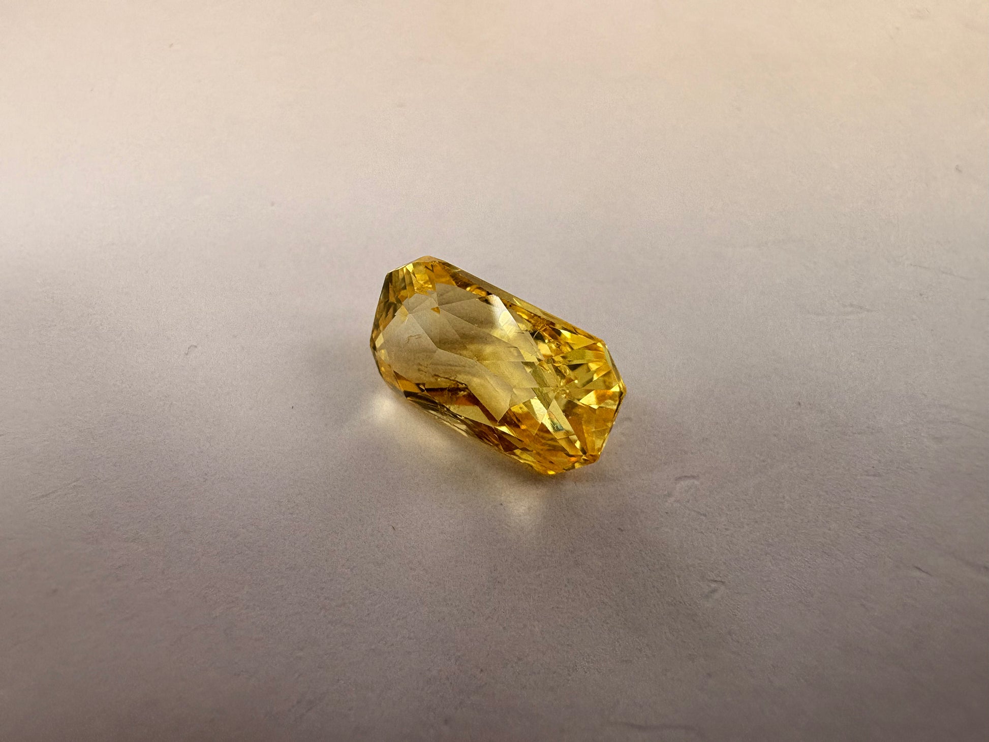 Yellow Sapphire 4.07 carat YSR-73 close view