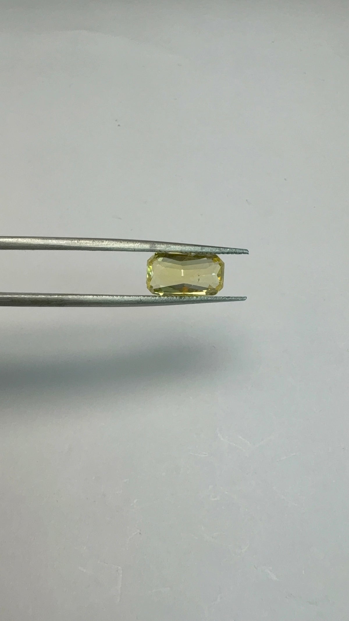 Yellow Sapphire 4.03 carat YSR-77 face-up view