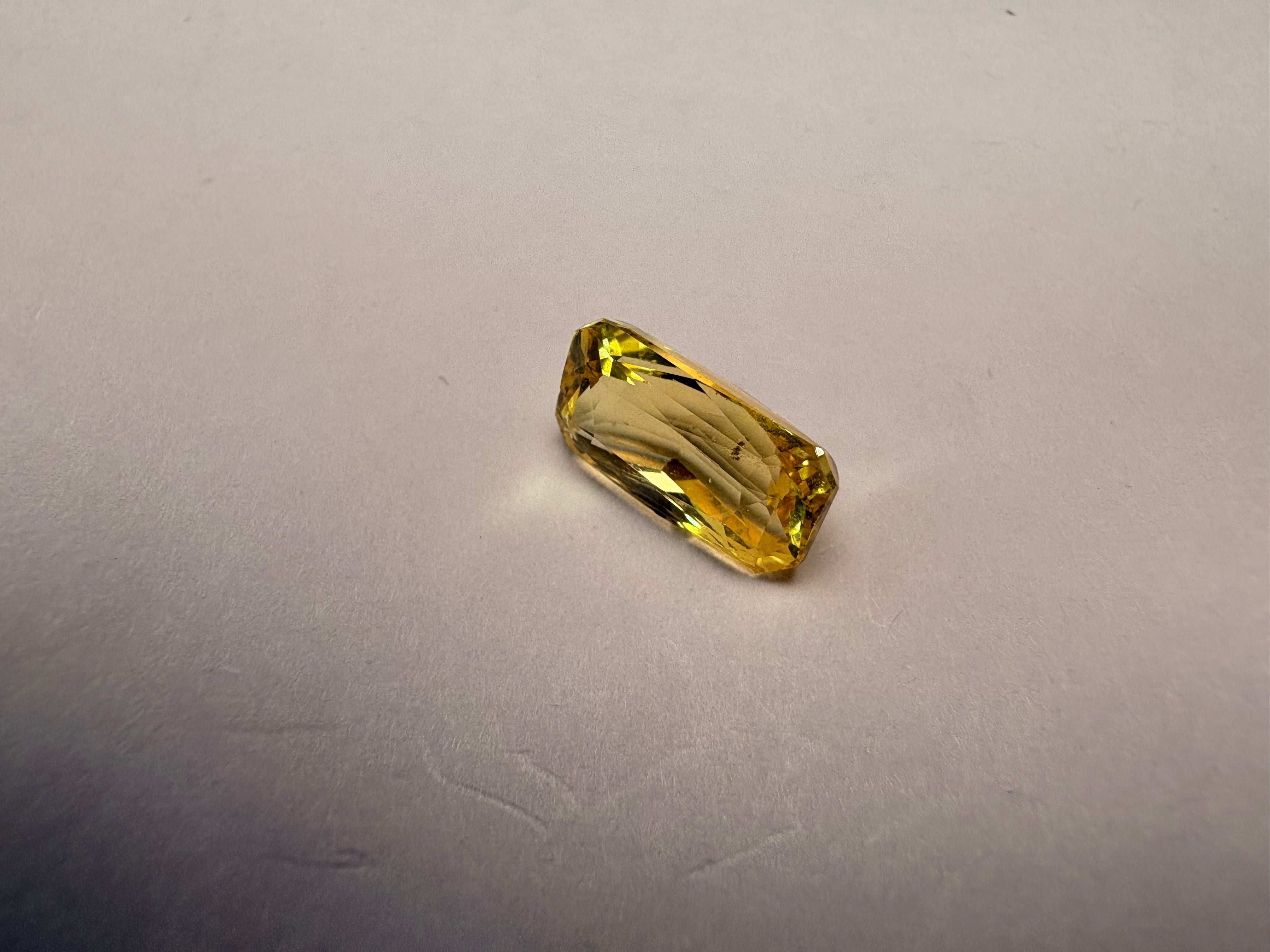 Yellow Sapphire 4.03 carat YSR-77 close view
