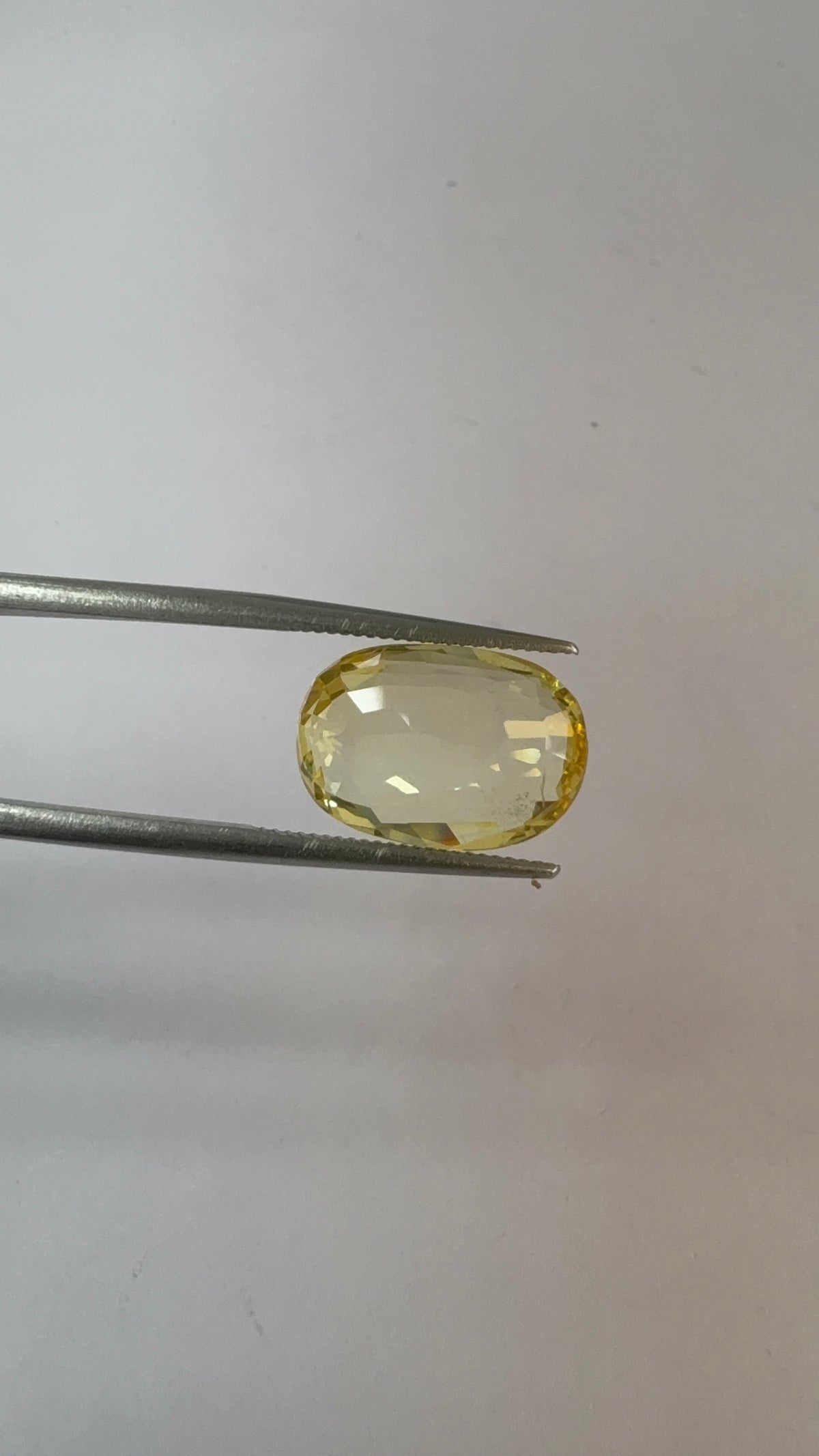 Yellow Sapphire 6.14 carat YSR-86 face-up view