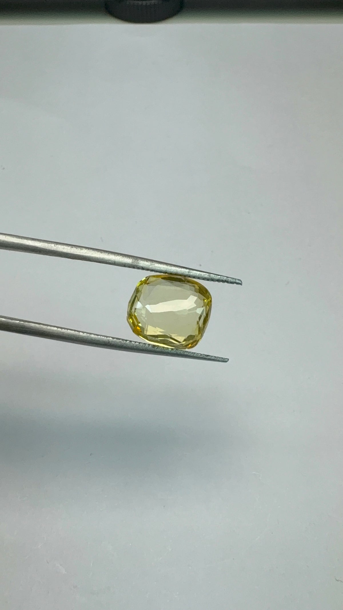 Yellow Sapphire 5.84 carat YSR-88 face-up view