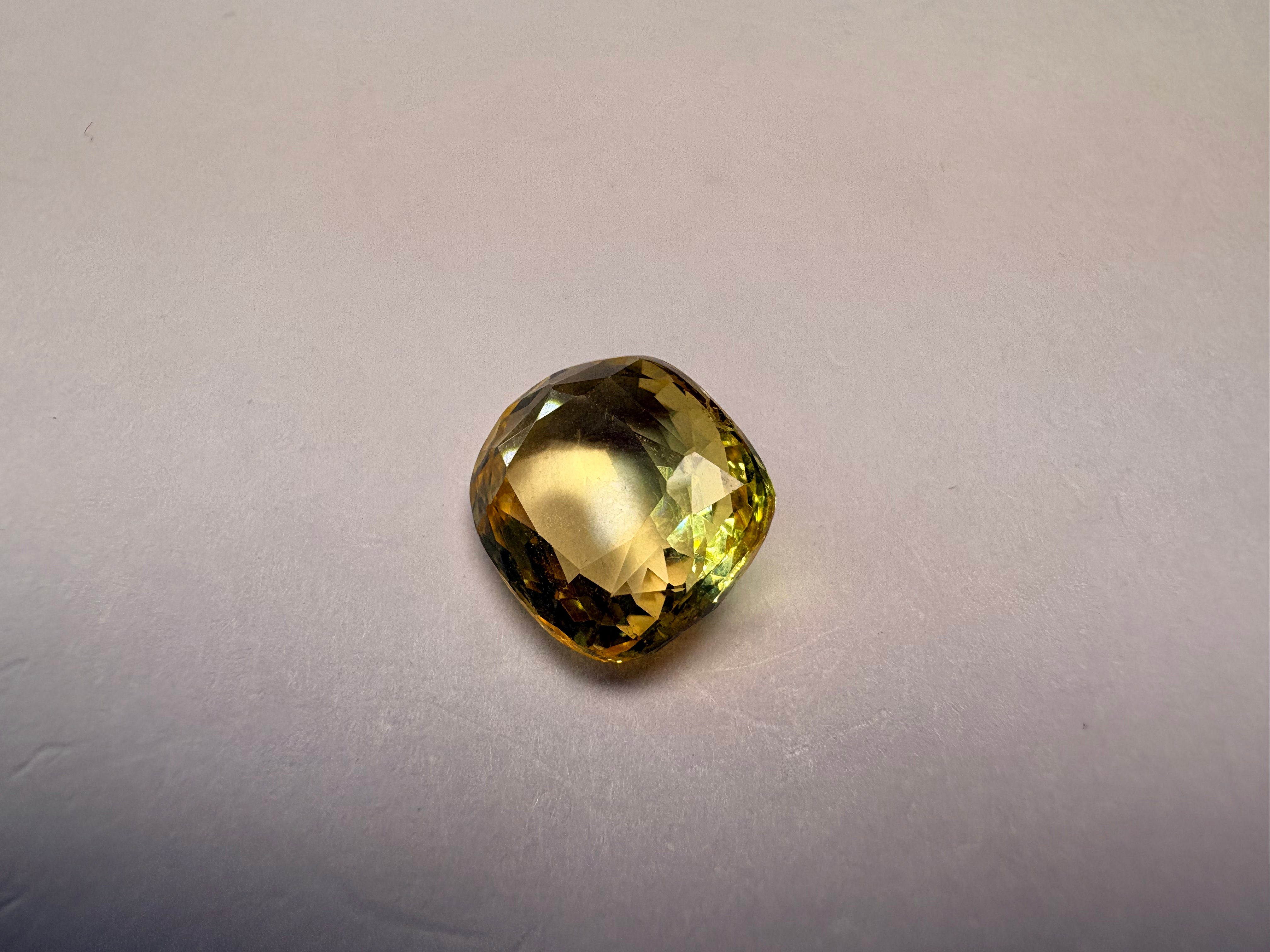 Yellow Sapphire 5.84 carat YSR-88 close view