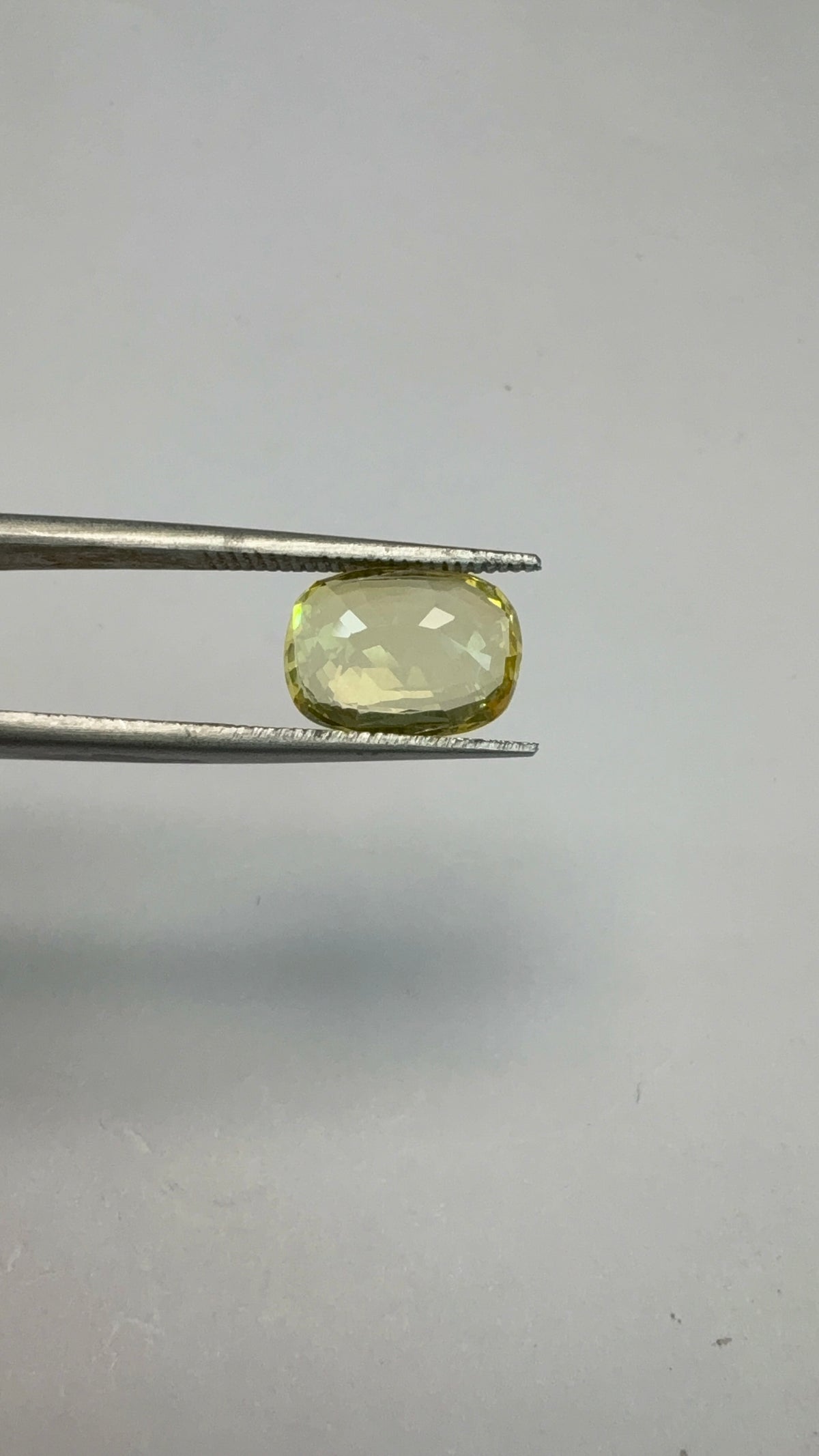 Yellow Sapphire 4.02 carat YSR-92 face-up view