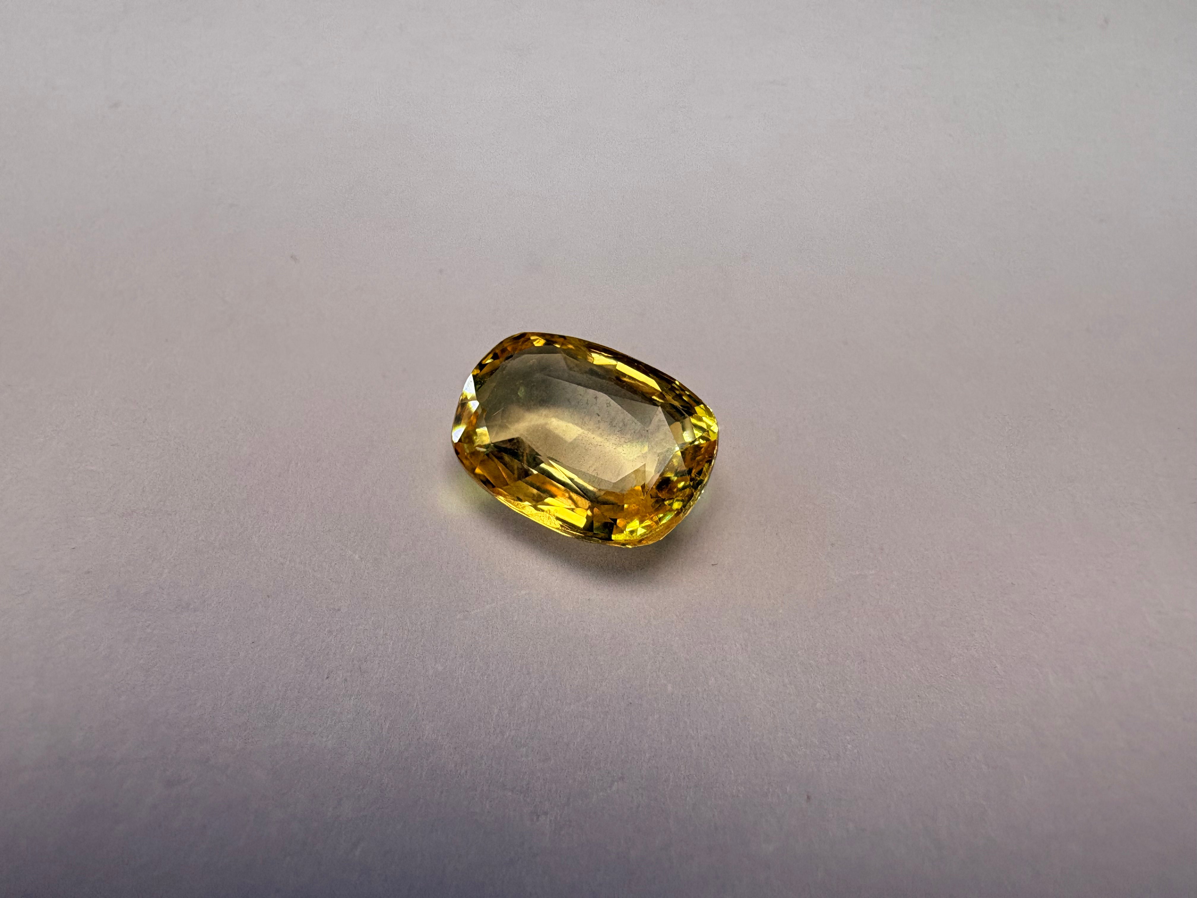 Yellow Sapphire 4.02 carat YSR-92 close view